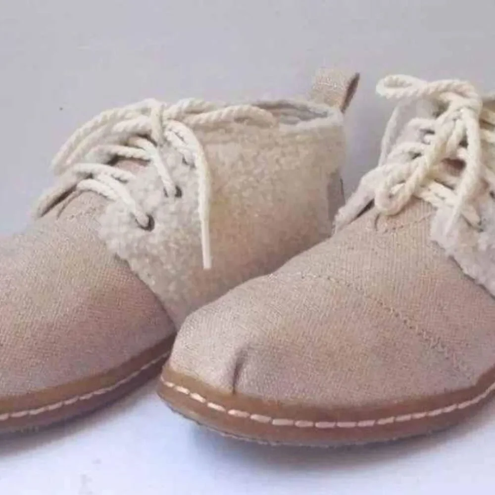 TOMS Bota Gold & Ivory Natural Plush Shearling Lace-Up Bootie. Size 10